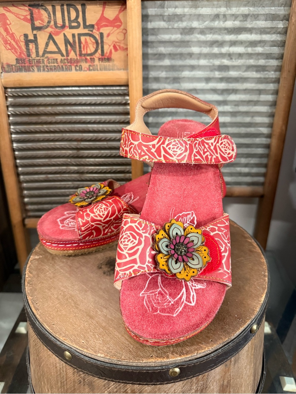 L'ARTISTE Spring Step Red Strappy Wedge Sandal w/ Flower Detailing (Size 39)